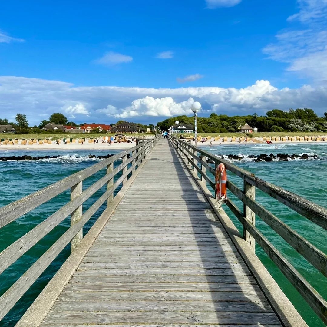 Seebrücke in Wustrow mit Blick auf Strand und Strandkörbe